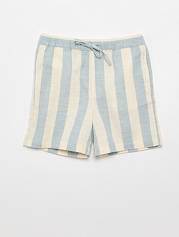 Short às riscas e cintura elástica