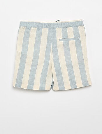Short às riscas e cintura elástica