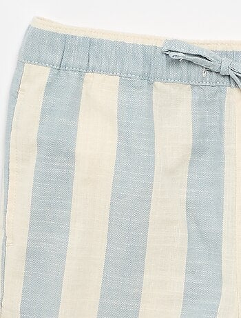 Short às riscas e cintura elástica