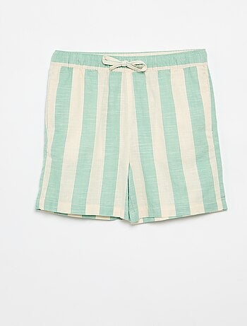 Short às riscas e cintura elástica