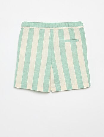 Short às riscas e cintura elástica
