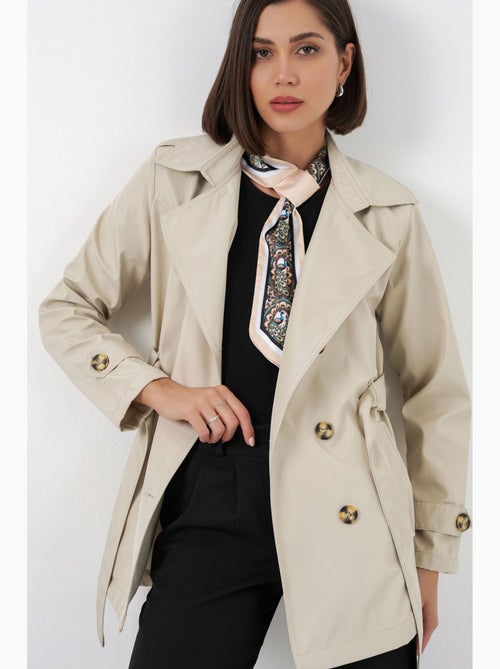 Short belted polyester trench coat with shirt collar bdart - Kiabi Short belted polyester trench coat with shirt collar bdart - Kiabi