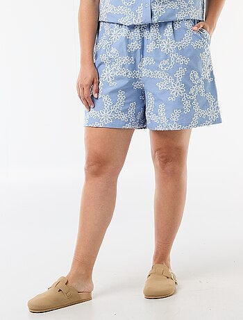 Short com bordados florais