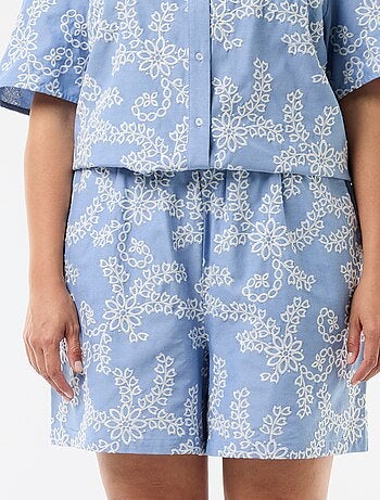 Short com bordados florais