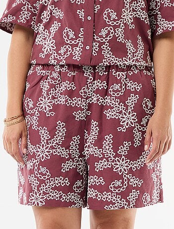 Short com bordados florais