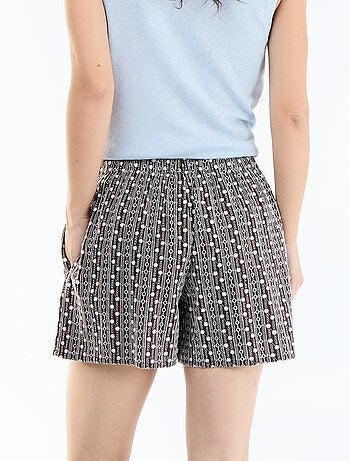Short com bordados na cintura elástica