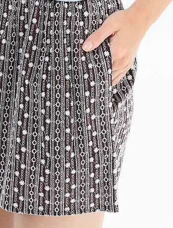 Short com bordados na cintura elástica