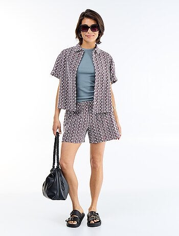 Short com bordados na cintura elástica