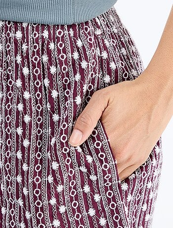 Short com bordados na cintura elástica