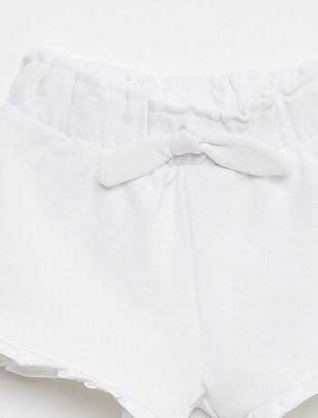 Short com folhos e laço na cintura