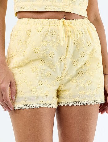 Short curto bordado inglês em algodão liso