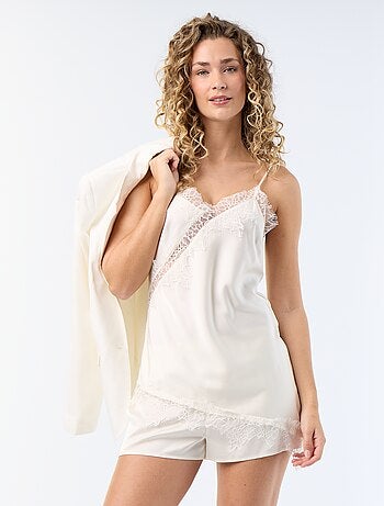 Short de cetim com orlas de renda