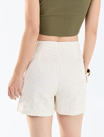 Short de cintura padrão com bordados