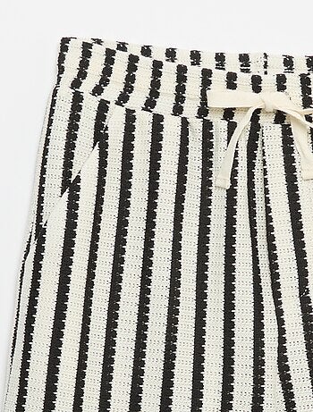 Short de croché às riscas