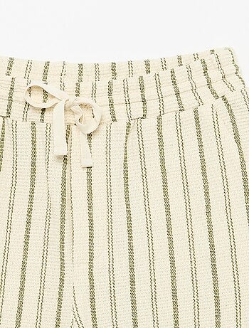 Short de malha às riscas