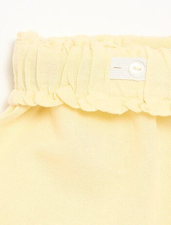 Short liso com laço fantasia