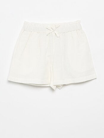 Short liso com laço fantasia