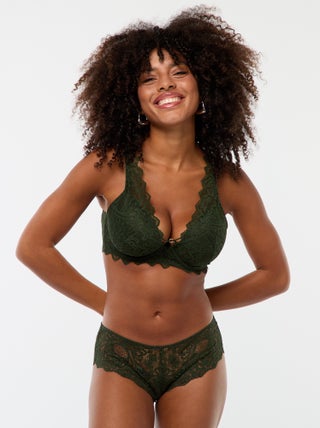 Shorties de renda ajurada com joia de fantasia