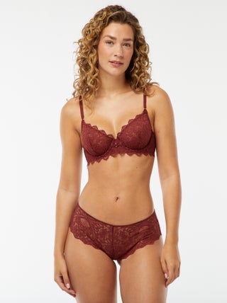 Shorties de renda ajurada com joia de fantasia