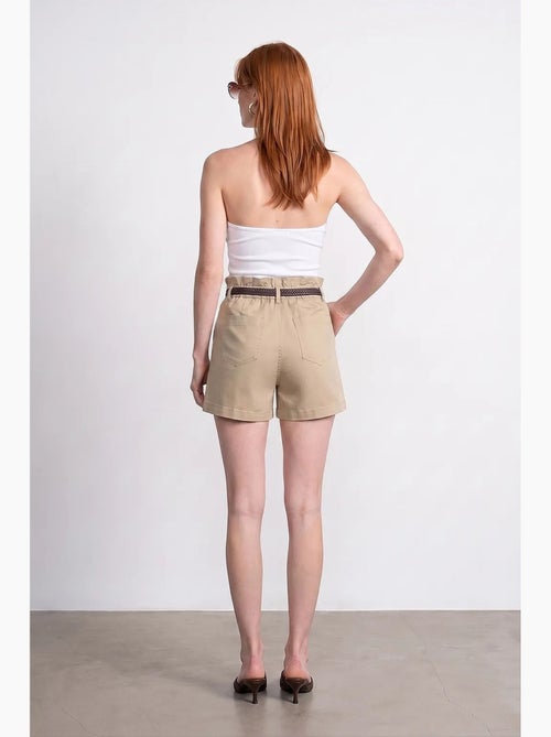 Shorts chino de cintura alta com cinto dilvin - Kiabi Shorts chino de cintura alta com cinto dilvin - Kiabi