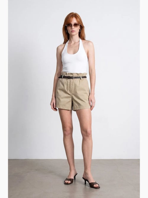 Shorts chino de cintura alta com cinto dilvin - Kiabi Shorts chino de cintura alta com cinto dilvin - Kiabi