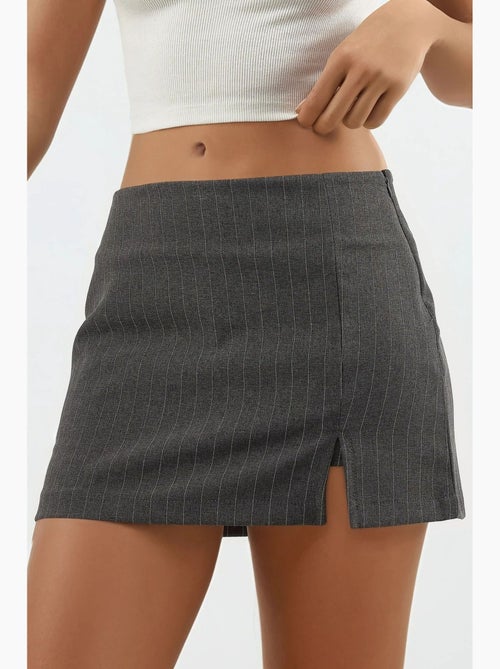 Skorts mini às riscas com detalhe de racha hiccup - Kiabi Skorts mini às riscas com detalhe de racha hiccup - Kiabi