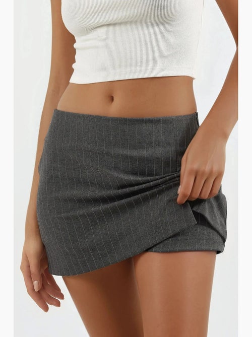 Skorts mini às riscas com detalhe de racha hiccup - Kiabi Skorts mini às riscas com detalhe de racha hiccup - Kiabi
