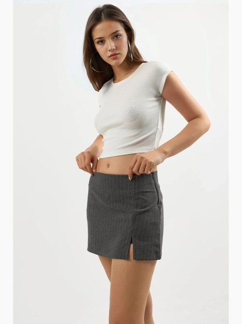 Skorts mini às riscas com detalhe de racha hiccup - Kiabi Skorts mini às riscas com detalhe de racha hiccup - Kiabi