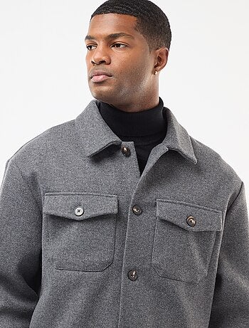 Sobrecamisa com 2 bolsos com aba abotoados no peito