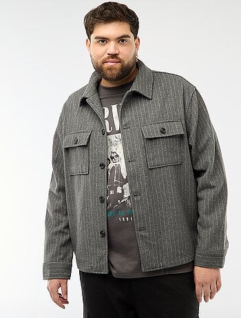 Sobrecamisa com abertura de botões e bolsos com aba