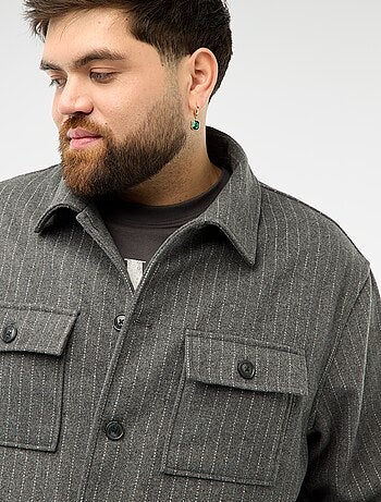 Sobrecamisa com abertura de botões e bolsos com aba