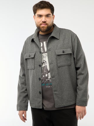 Sobrecamisa com abertura de botões e bolsos com aba