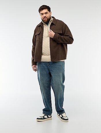 Sobrecamisa com abertura de zíper e bolsos com aba