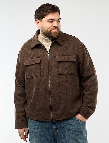 Sobrecamisa com abertura de zíper e bolsos com aba