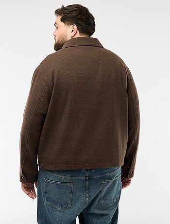 Sobrecamisa com abertura de zíper e bolsos com aba