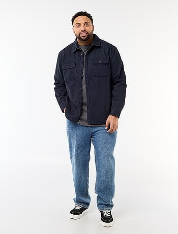 Sobrecamisa em sarja com bolsos de peito com aba