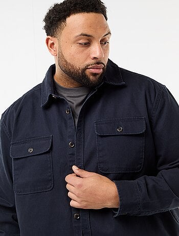 Sobrecamisa em sarja com bolsos de peito com aba