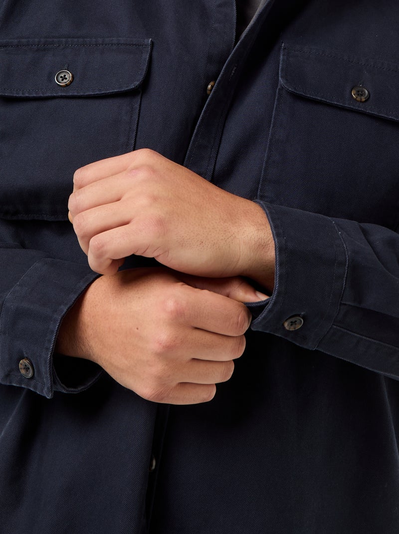 Sobrecamisa em sarja com bolsos de peito com aba Azul - Kiabi