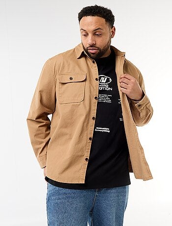 Sobrecamisa em sarja com bolsos de peito com aba