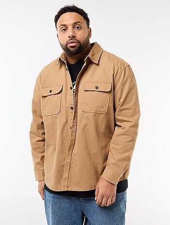 Sobrecamisa em sarja com bolsos de peito com aba