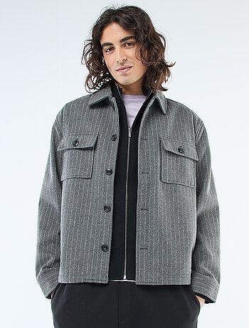 Sobrecamisa quente lisa com bolsos de aba