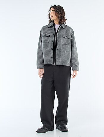 Sobrecamisa quente lisa com bolsos de aba