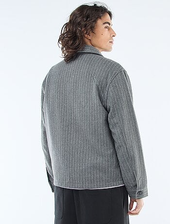 Sobrecamisa quente lisa com bolsos de aba