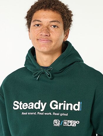 Sweat com capuz com inscrição na frente e atrás