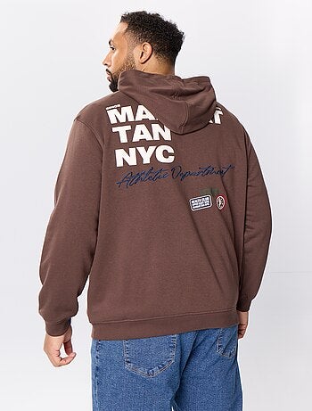 Sweat com fecho e capuz com inscrições bordadas