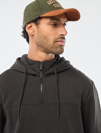 Sweat em moletom com capuz e abertura com zíper no colarinho