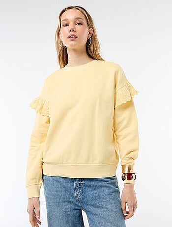 Sweat liso com folhos em bordado inglês nas mangas