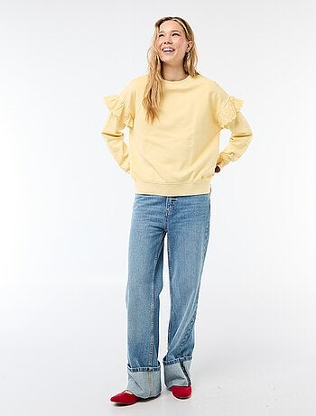 Sweat liso com folhos em bordado inglês nas mangas