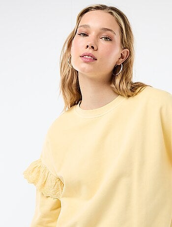 Sweat liso com folhos em bordado inglês nas mangas