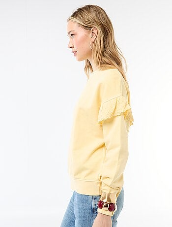 Sweat liso com folhos em bordado inglês nas mangas